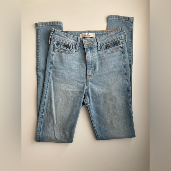 2 pairs of Hollister Jeans - Picture 11 of 13